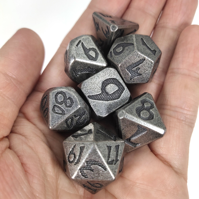 DND বা RPG ডাইস সেটের জন্য পাশা সেট হাতে খোদাই করা হালকা ওজনের বিলাসবহুল ধাতু