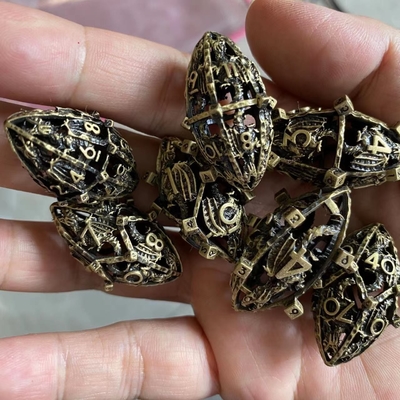 সৃজনশীল রাগবি থিম ধাতব ফাঁকা আরপিজি ডাইস সেট ড্রাগন এবং ডঞ্জন ডিএনডি