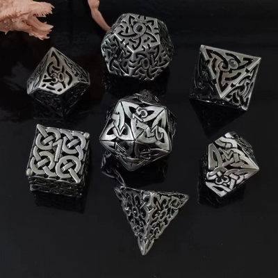 পরস্পরের সাথে যুক্ত হোল ডিএনডি আরপিজি মেটাল ডাইস ড্রাগন এবং আন্ডারগ্রাউন্ড সিটি বোর্ড গেম